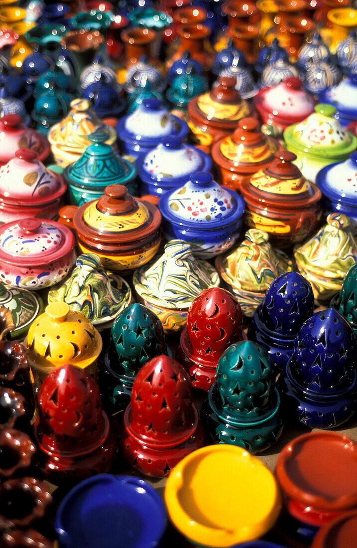 Bunte Tongefässe auf dem Töpfermarkt, Marrakesch, Marokko, Afrika