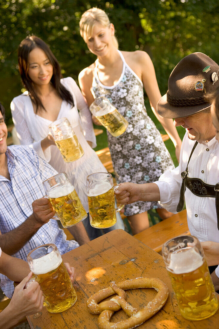 Freunde in Biergarten beim Starnberger See, Bayern, Deutschland