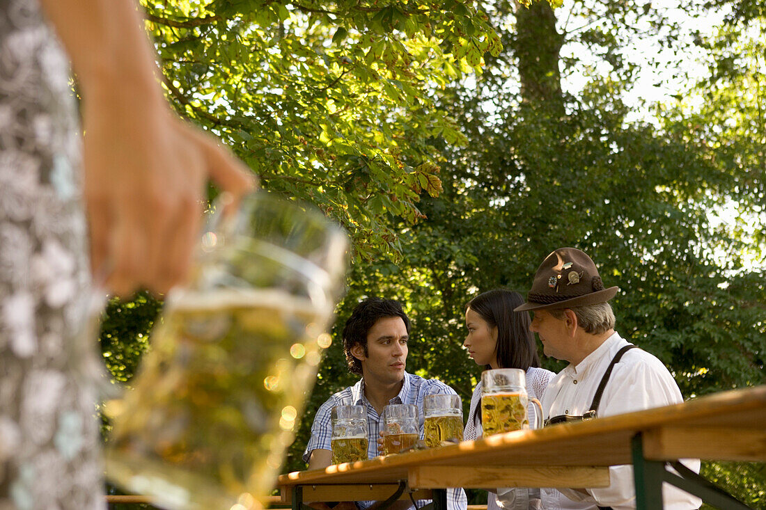 Freunde im Biergarten an, Bayern, Deutschland