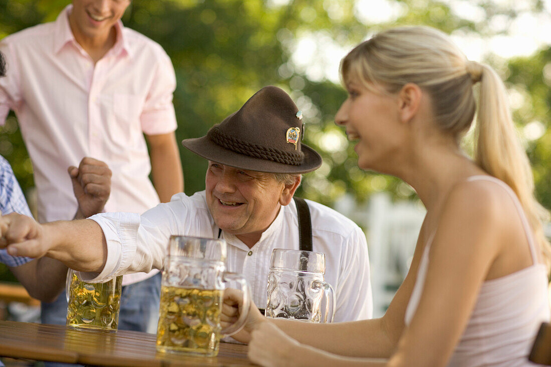 Freunde im biergarten, Fingerhakeln, Starnberger See Bavaria, Germany