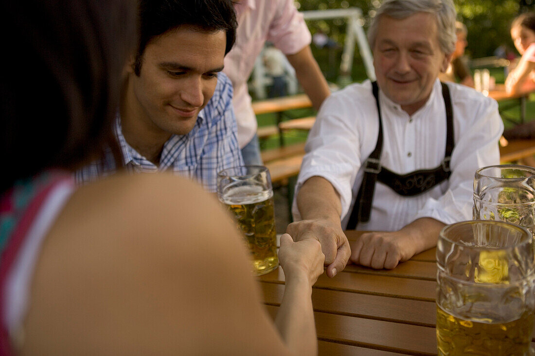 Freunde im Biergarten, Fingerhakeln, Starnberger See, Bayern, Deutschland