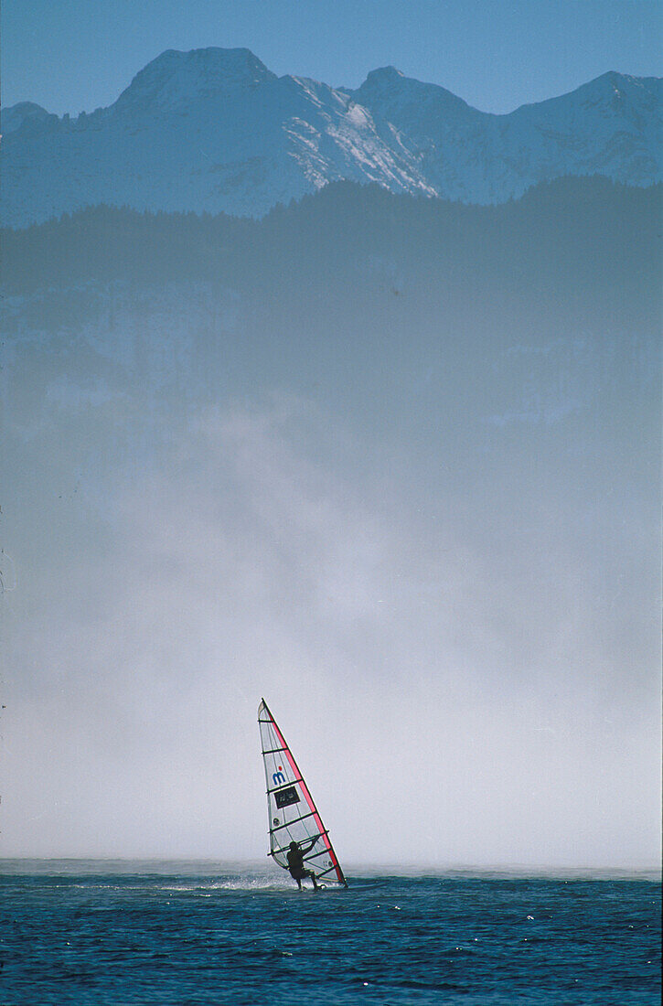 Man windsurfing im Winter, Walchensee, Oberbayern, Bayern, Deutschland