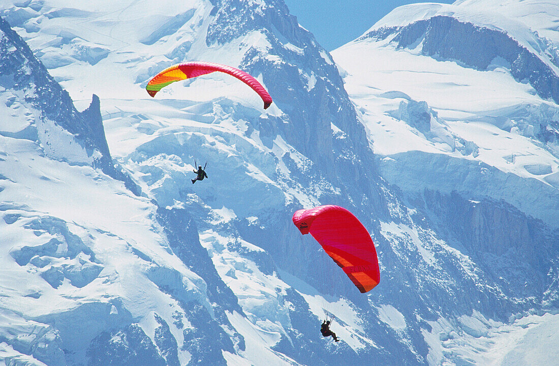 Zwei Personen beim Gleitschirmfliegen am Montblanc, Chamonix, Frankreich, Europa