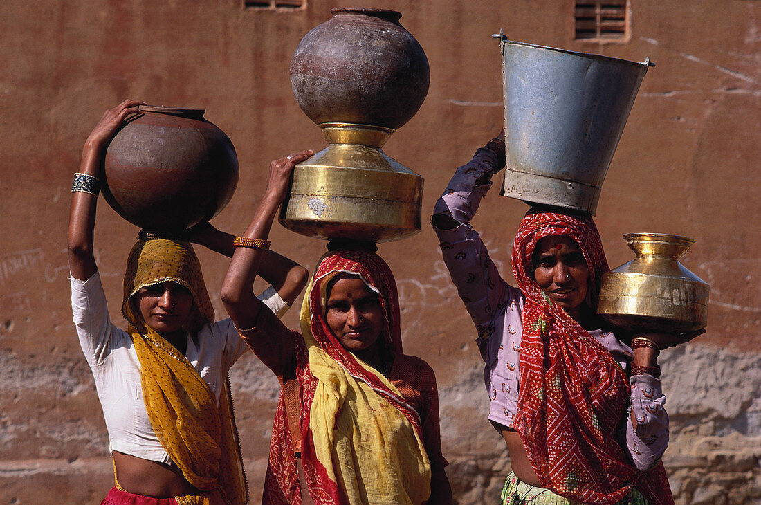 Frauen beim Wasserholen, Tilonia, Ajmer, Rajasthan, Indien, Asien