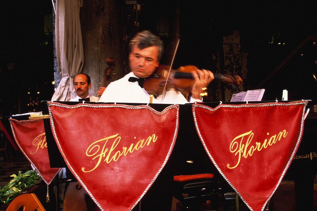 Musiker spielen im Café Florian, Venedig, Venetien, Italien, Europa