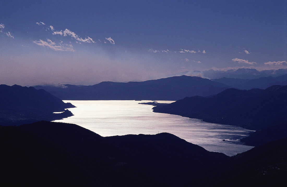 Blick auf Lago Maggiore in der Abenddämmerung, Tessin, Schweiz