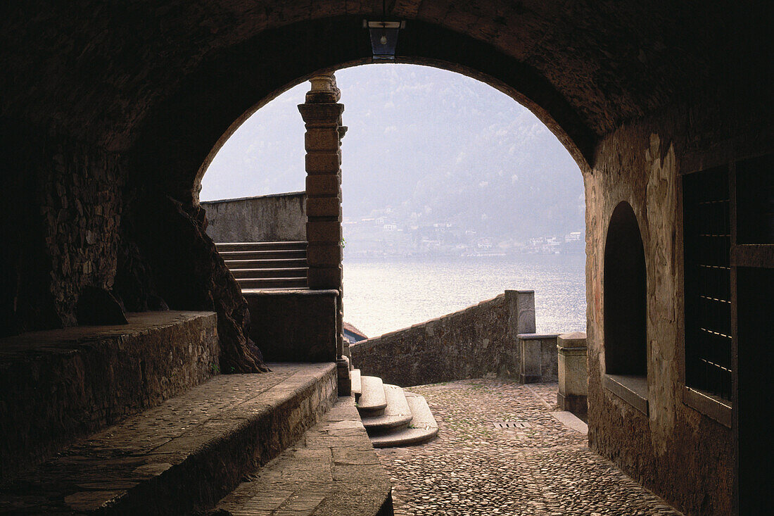 Treppenaufgang mit Blick auf den Luganer See, Morcote, Tessin, Schweiz