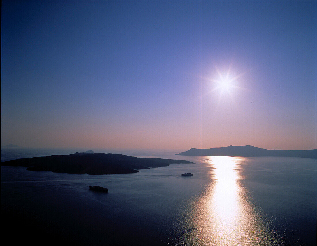 Blick auf die Insel Nea Kameni bei Sonnenuntergang, Santorin, Kykladen, Griechenland, Europa