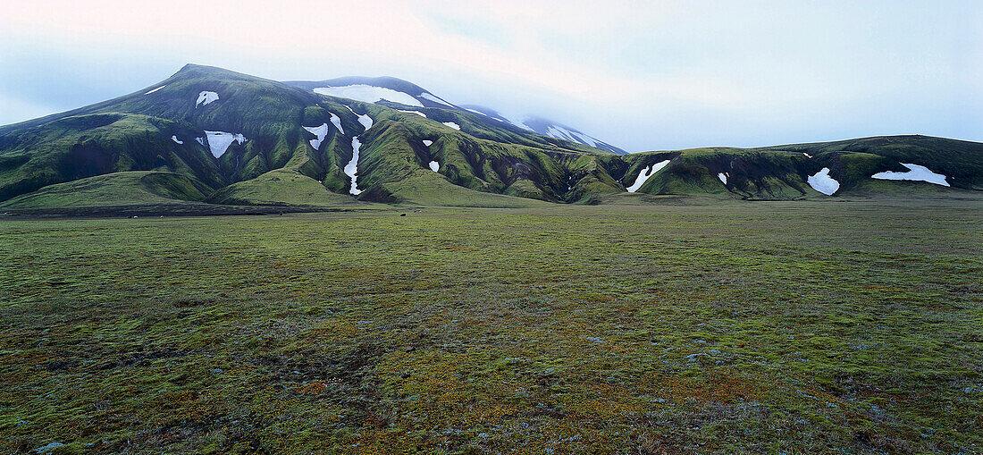 Karge Landschaft mit Bergen, Island