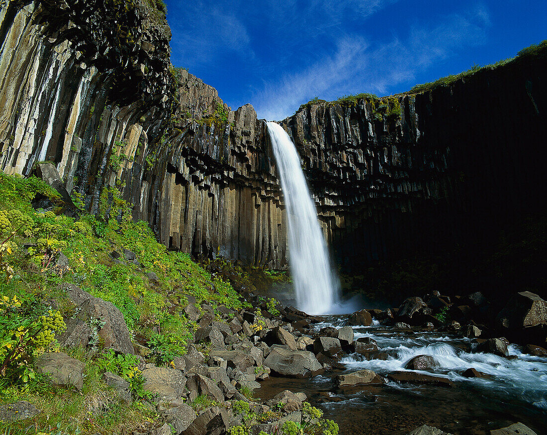 Wasserfall im Sonnenlicht, Svartifoss, Island