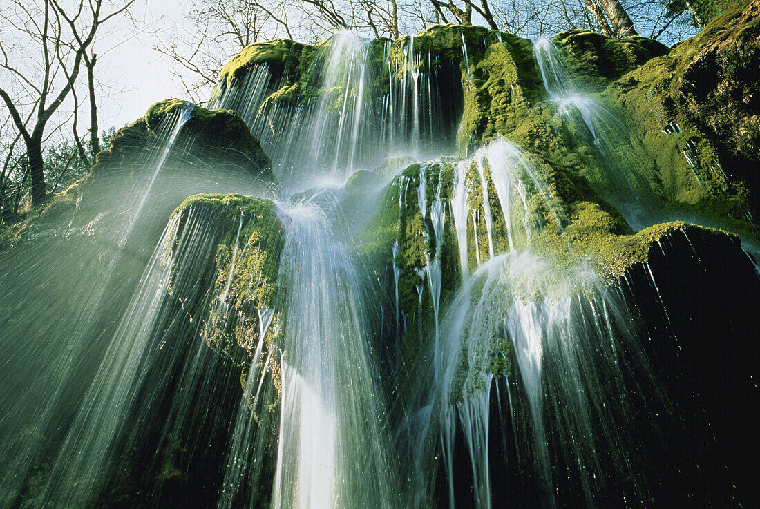 Wasserfall im Sonnenlicht