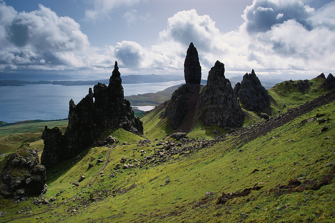 Old man of Storr, Felsformation unter Wolkenhimmel, Isle of Skye, Schottland, Grossbritannien, Europa