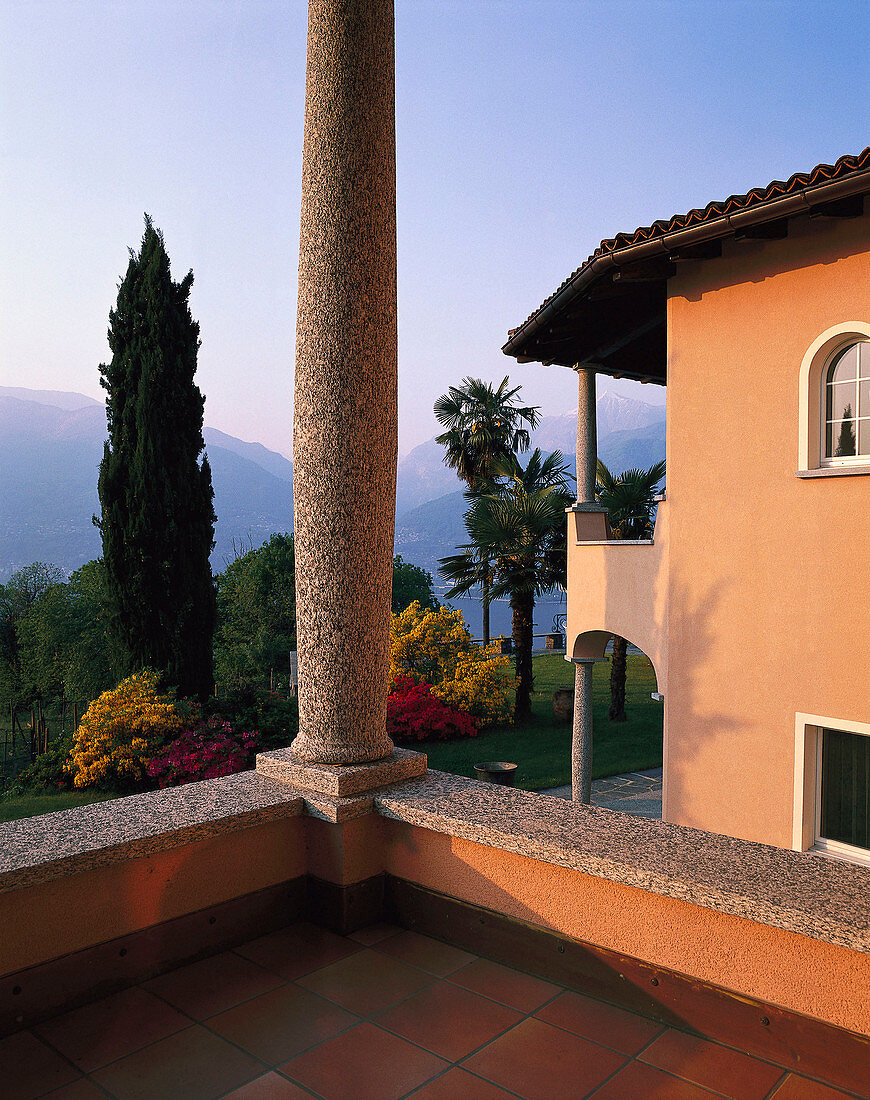 Aussicht vom Balkon einer Villa, Riviera del Gambarogno, Lago Maggiore, Tessin, Schweiz