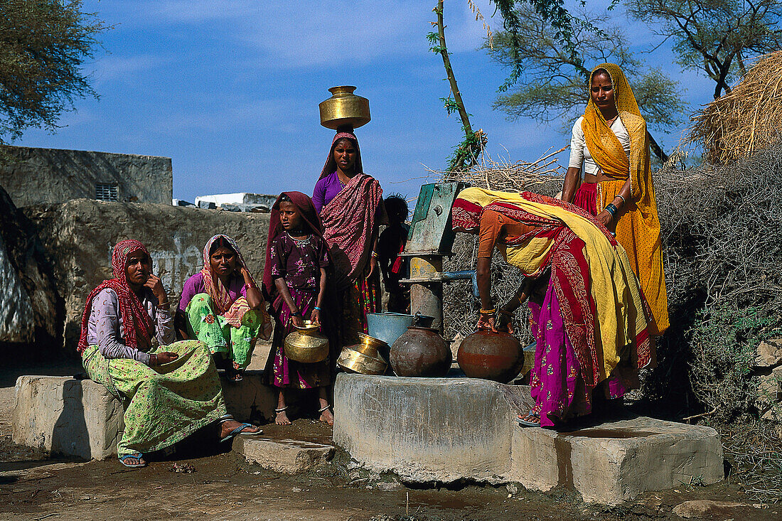 Frauen beim Wasserholen, Tilonia, Distr. Ajmer, Rajasthan Indien