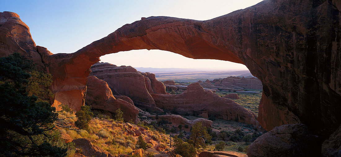 Ein Felsbogen in der Abendsonne, Arches Nationalpark, Utah, USA