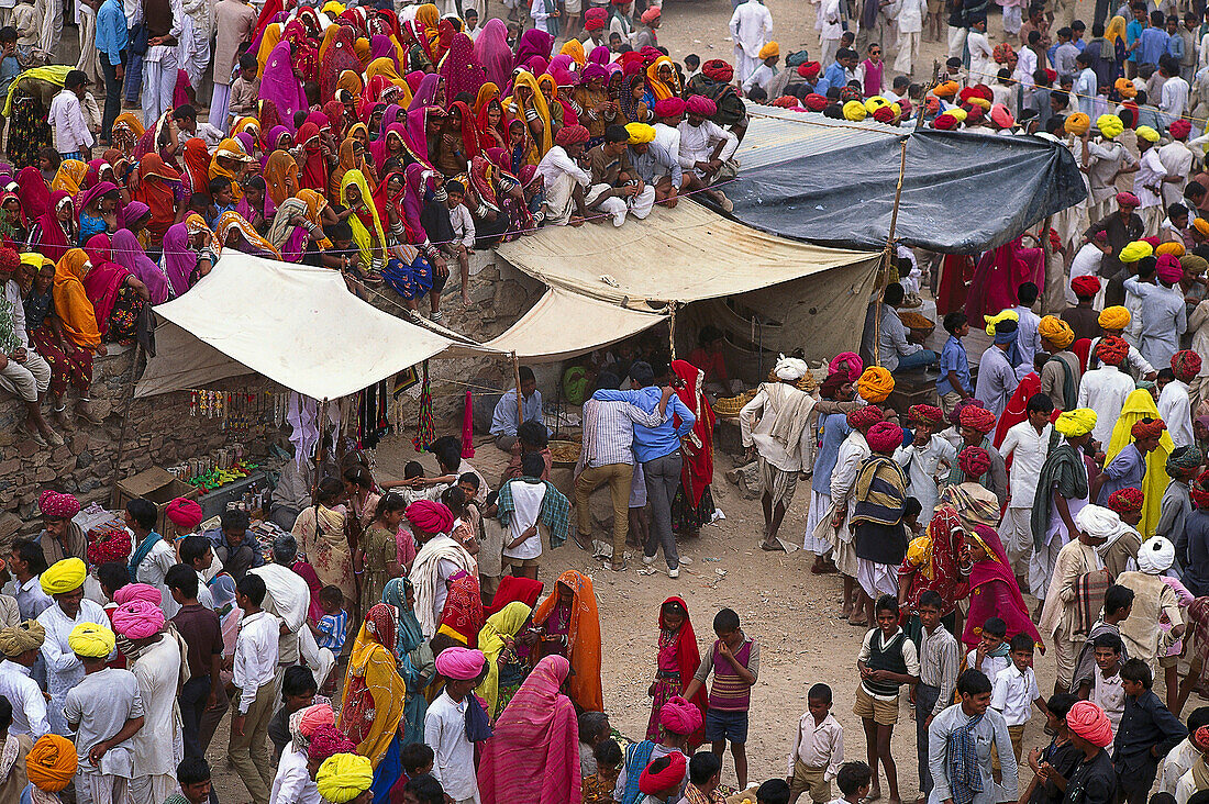 Menschenmenge auf dem Markt, Ajmer, Rajasthan, Indien