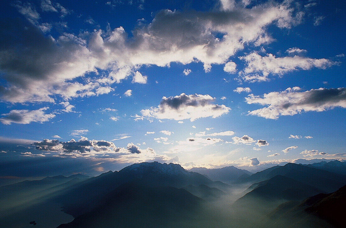 Nebeliger Morgen über den Bergen, Bayern, Deutschland