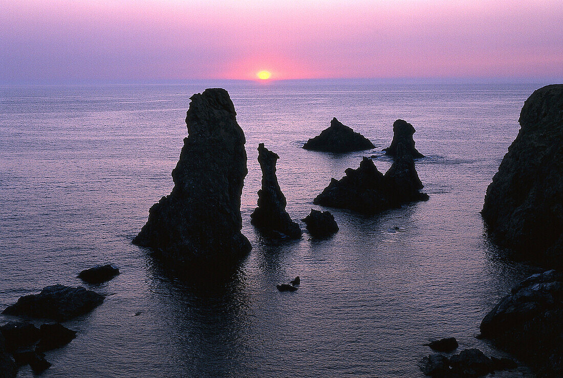 Felsen im Meer bei Sonnenuntergang, Port Coton, Belle Ile, Morbihan, Bretagne, Frankreich, Europa