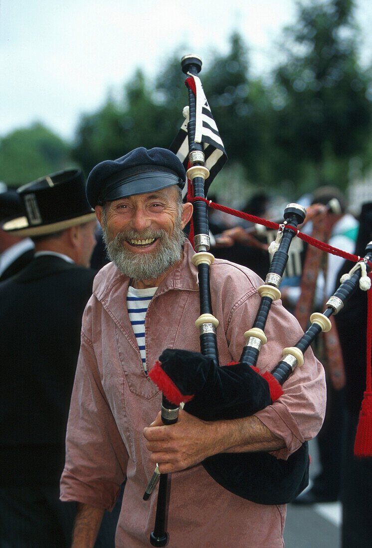 Lachender Dudelsackspieler, Fete de la Cournaille, Quimper, Bretagne, Frankreich, Europa