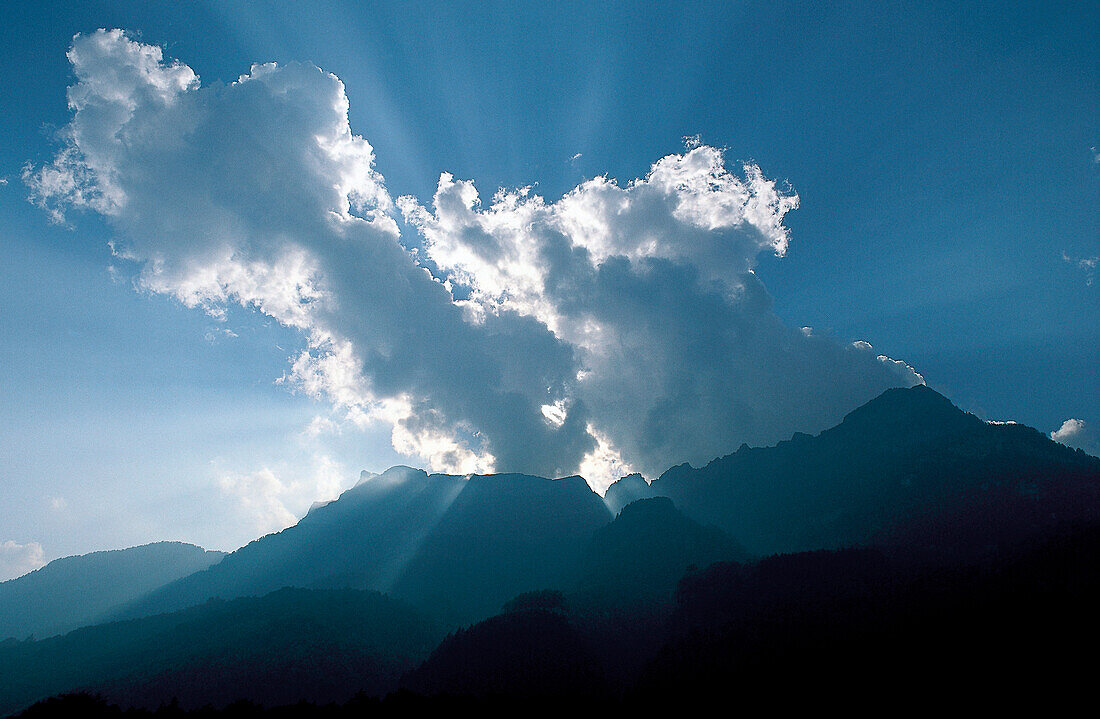 Gewitterwolken über die Berge, Gewitterfront, Gewitter, Tessin, Schweiz