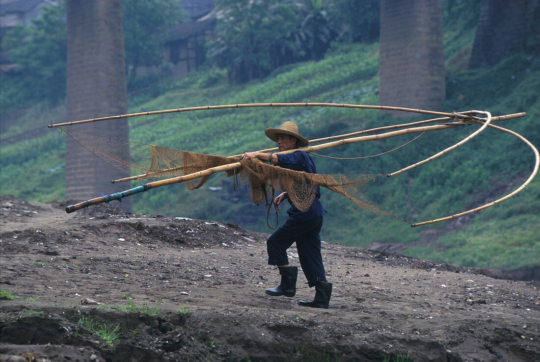 Fisherman at the banks of river Yangtsekiang, China, Asia