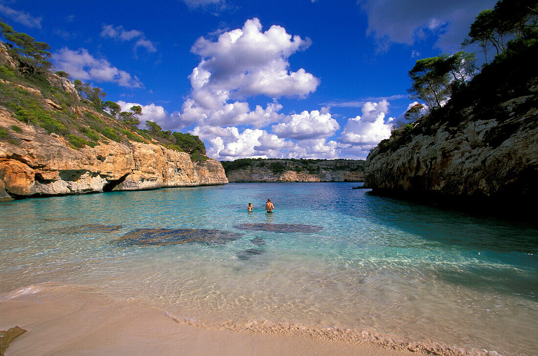 Menschen baden in einer kleinen Bucht, Cala s'Amonia, Mallorca, Spanien