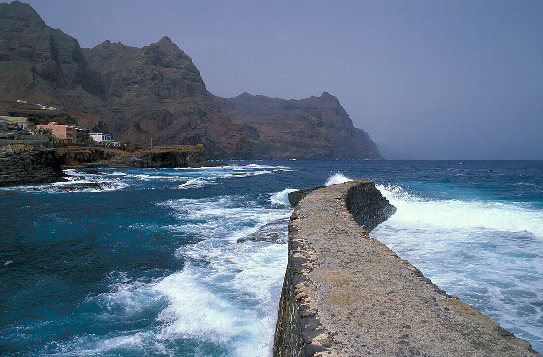 Blick auf Felsküste und Brandung, Ponta do Sol, Santo Antao, Kap Verde, Afrika