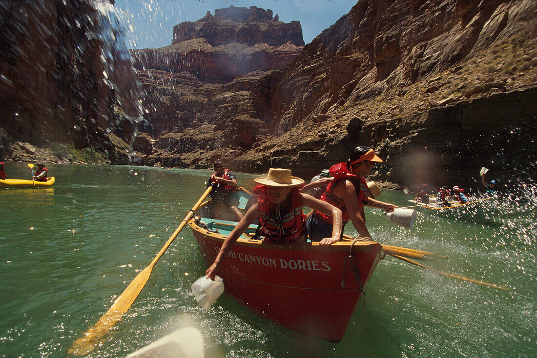 Rafting, Menschen in Ruderbooten auf dem Colorado River, Grand Canyon, Arizona, USA, Amerika