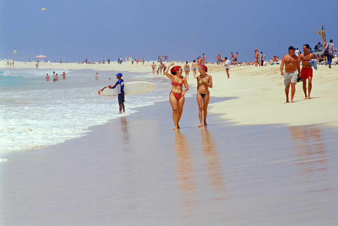 Zwei Frauen gehen am Strand entlang, Santa Maria, Sal, Kap Verde, Afrika