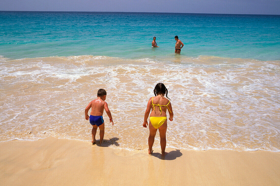 Familie mit Kindern am Strand und im Wasser, Santa Maria, Sal, Kap Verde, Afrika