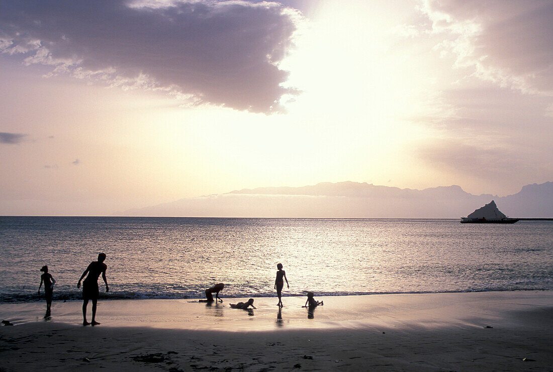 Kinder spielen am Strand bei Sonnenuntergang, Mindelo, Sao Vicente, Kapverden, Afrika