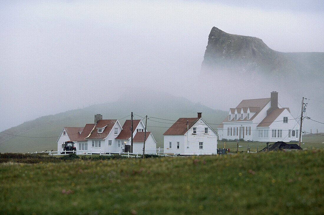 Häuser vor einem Felsen im Nebel, Perce Rock, Perce, Gaspesie, Quebec, Kanada