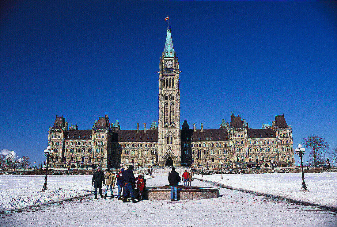 Parliament Hill frz. Colline du Parlement, dt. Parlamentshügel, Hügel am Südufer des Ottawa Rivers in Ottawa, Ontario, Kanada, kanadische Parlamentsgebäude