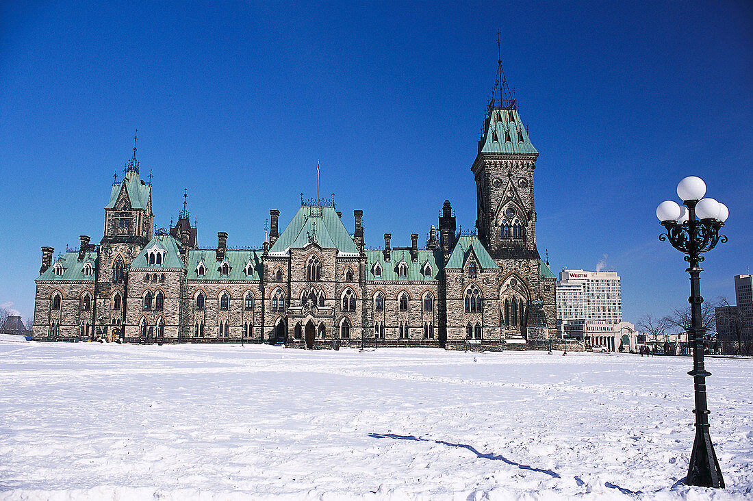 Parliament Hill frz. Colline du Parlement, dt. Parlamentshügel, Hügel am Südufer des Ottawa Rivers in Ottawa, Ontario, Kanada, kanadische Parlamentsgebäude