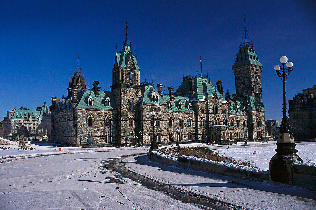 Parliament Hill frz. Colline du Parlement, dt. Parlamentshügel, Hügel am Südufer des Ottawa Rivers in Ottawa, Ontario, Kanada, kanadische Parlamentsgebäude