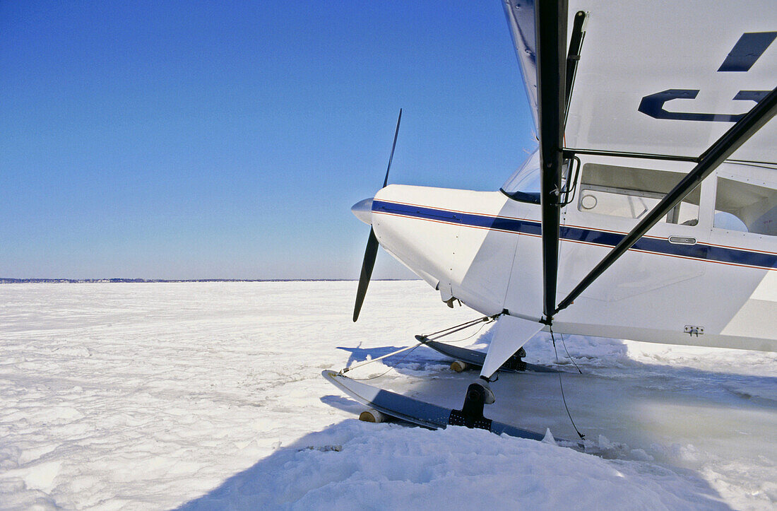 Ein Flugzeug steht auf dem gefrorenen Fluss, St. Lawrence River, Quebec, Kanada