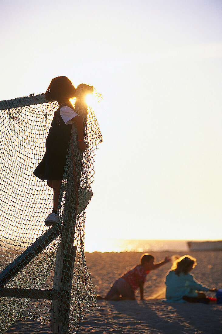 Spielende Kinder, Fußballtor, Zahara de los Atunes, Costa de la Luz, Andalusien, Spanien