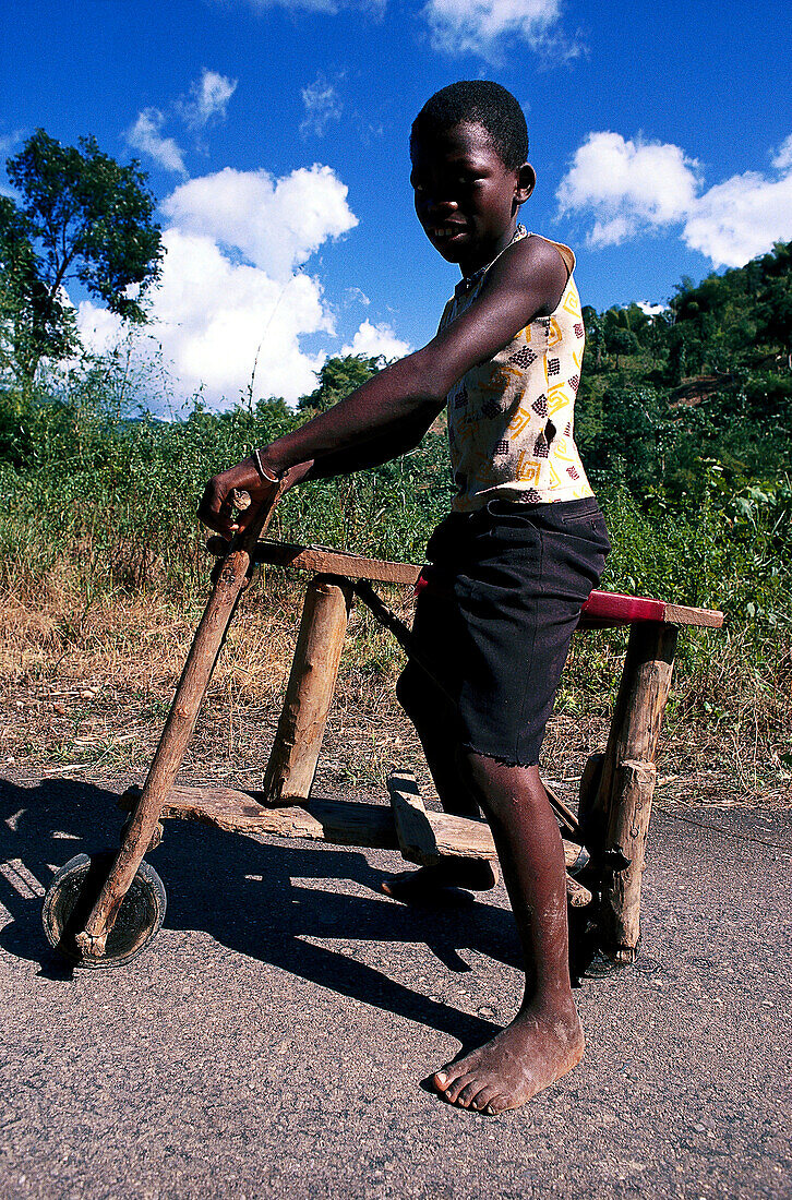 Kind mit Holzfahrrad, Port Antonio Jamaika