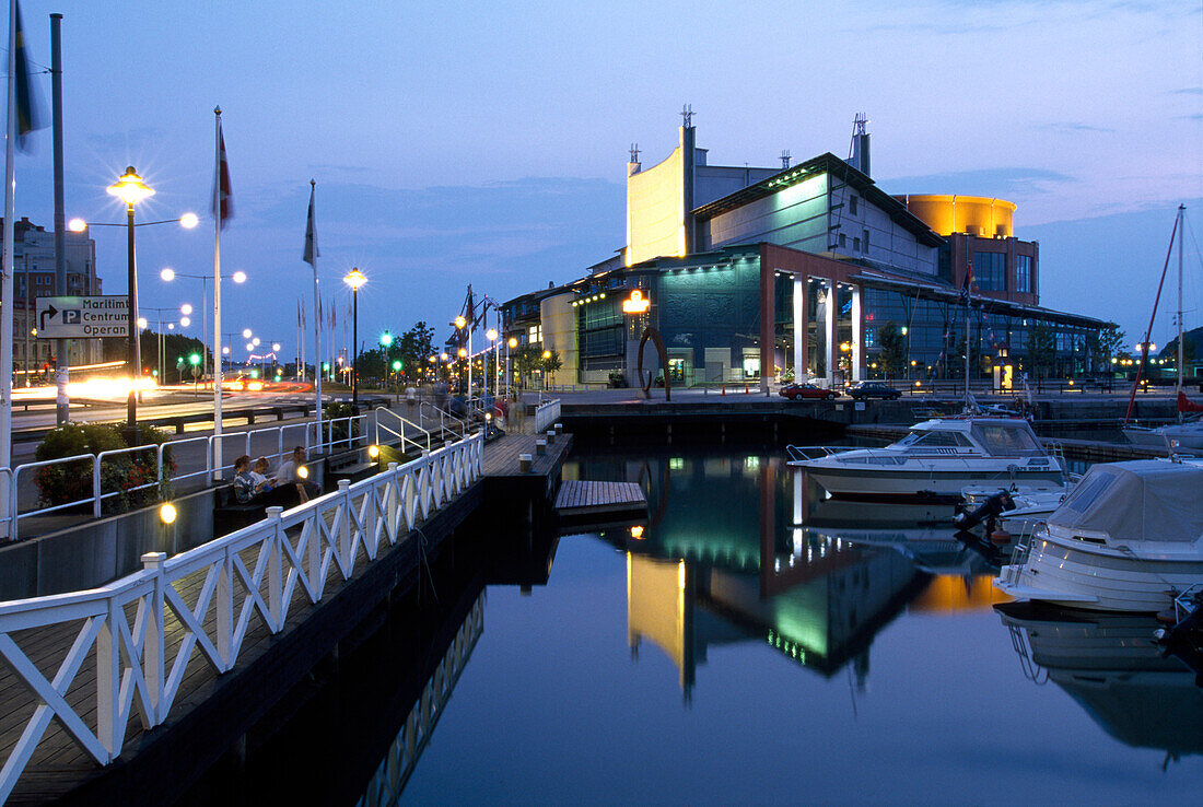 Opernhaus am Jachthafen in der Abenddämmerung, Göteborg, Schweden