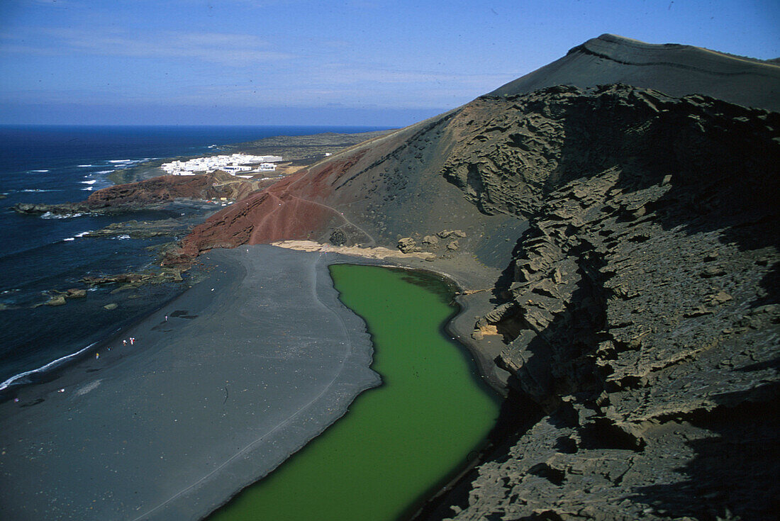 Lagune im halben Vulkankrater, El Golfo, Lanzarote Kanarische Inseln, Spanien