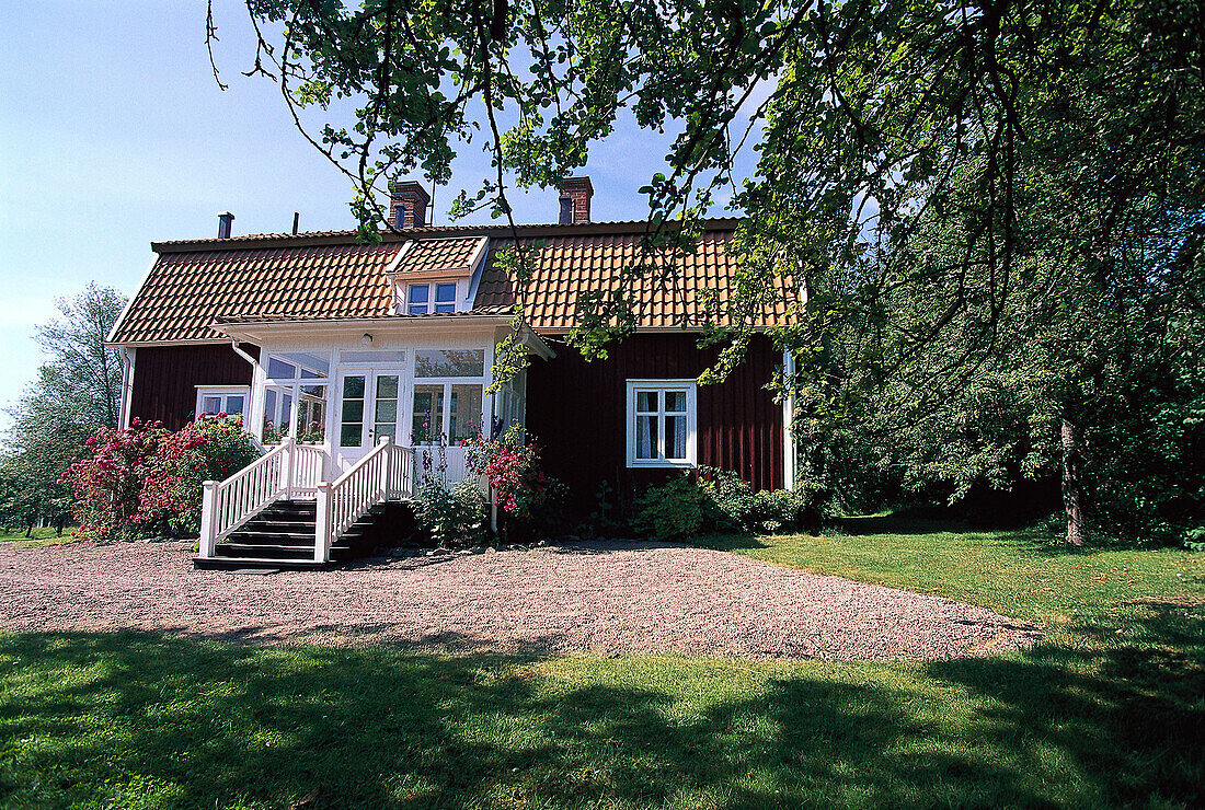 Schwedisches Holzhaus im Sonnenlicht, Geburtshaus von Astrid Lindgren, Näs, Smaland, Schweden, Europa