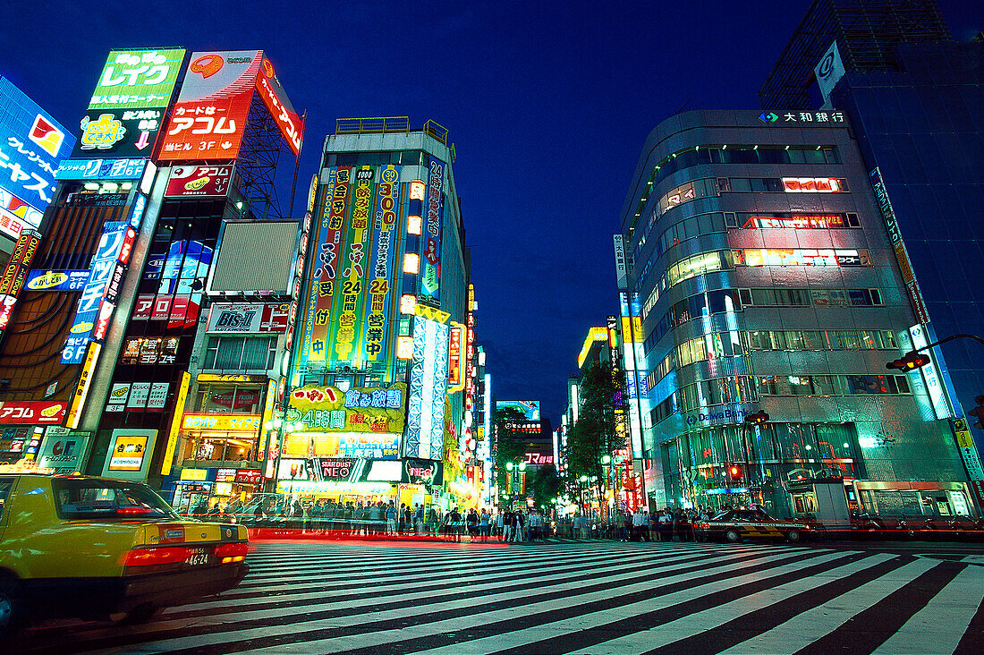 Kaufhäuser mit Leuchtreklame am Abend, Shinjuku Dori Avenue, Shinjuku, Tokio, Japan, Asien