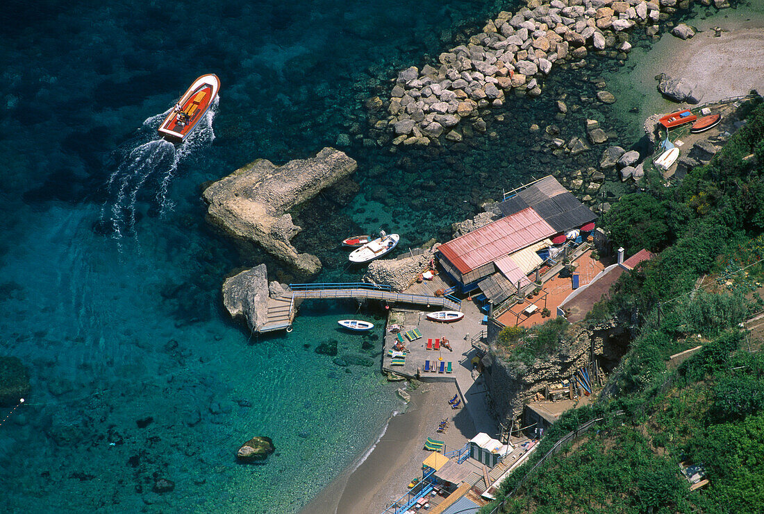 Blick auf den Tiberio Strand bei der Villa San Michele, Capri, Kampanien, Italien