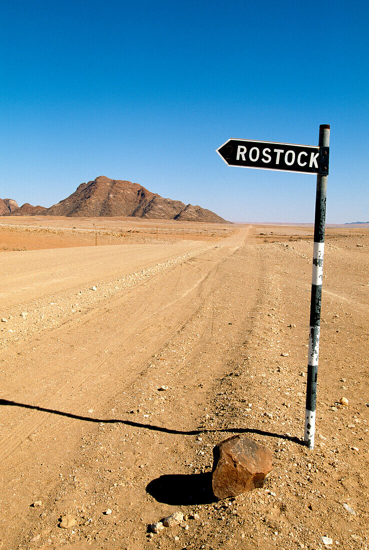 Wegweiser an einer einsamen Wüstenstrasse, Namib, Naukluft Park, Namibia, Afrika