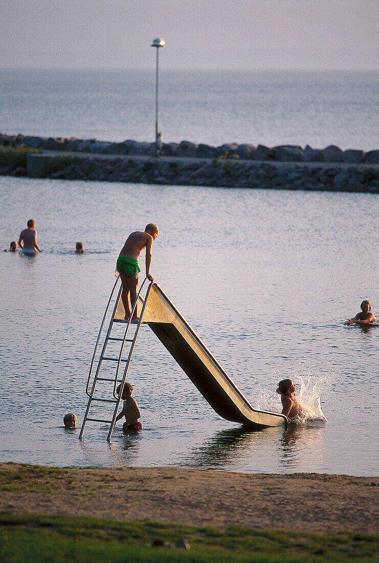 Spielende Kinder, Wasserrutsche, Gränna, Vätternsee, Schweden