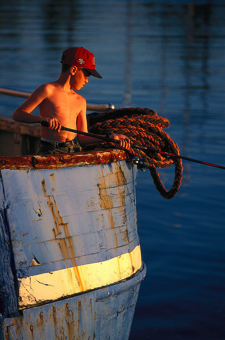 Junge beim Angeln, Mariestad, Vaenern See Vaester Gotland, Schweden