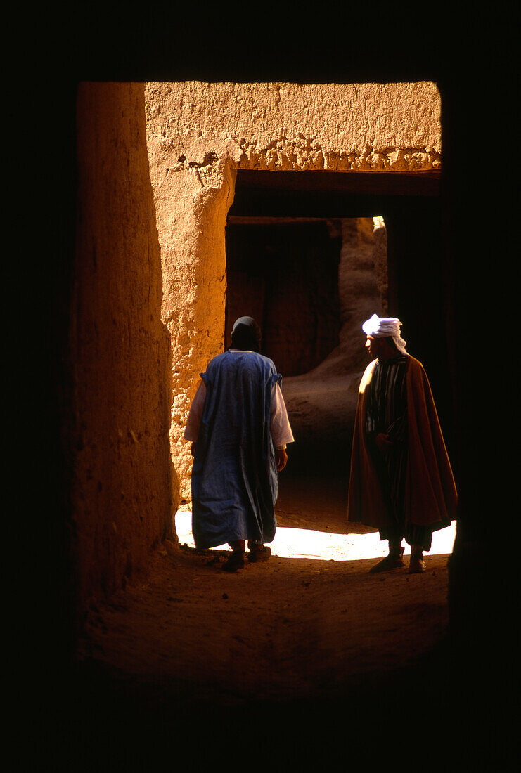 Zwei Menschen stehen in einem Durchgang in der Stadt Hara, Tinerhir, Marokko