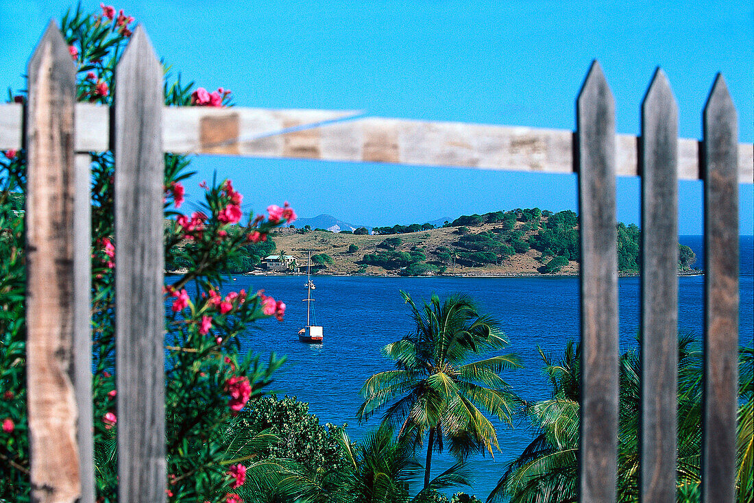Blick durch einen Holzzaun auf die Friendship Bay, Insel Bequia, St. Vincent und die Grenadinen, Karibik, Amerika