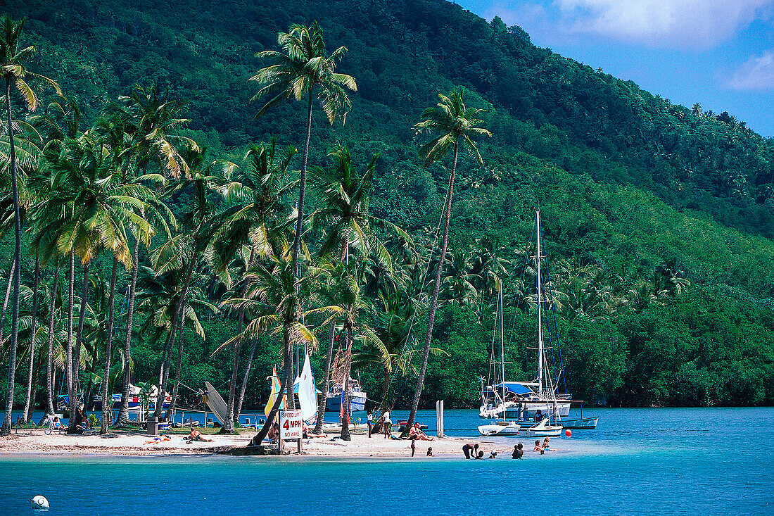 Menschen am Strand im Sonnenlicht, Marigot Bay, St. Lucia, Karibik, Amerika