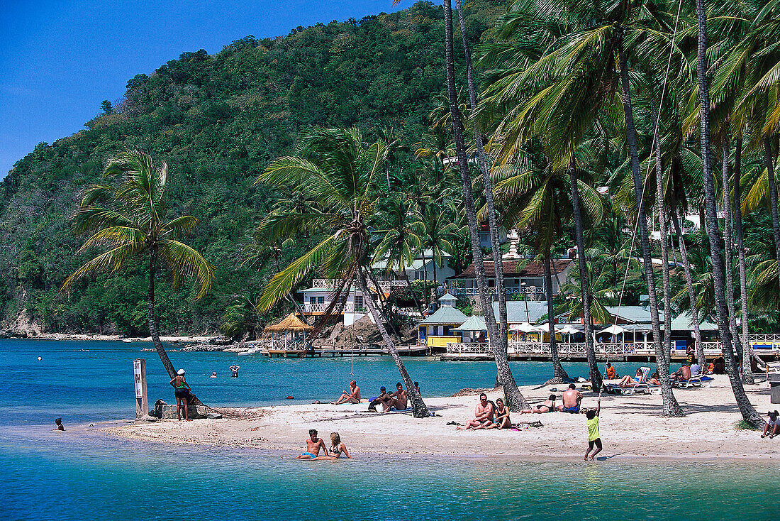 Menschen am Strand im Sonnenlicht, Marigot Bay, St. Lucia, Karibik, Amerika